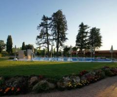Il giardino che circonda la villa che ospita una bellissima piscina e splendidi fiori colorati
