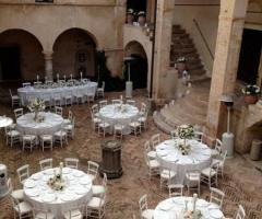 Un'altra visuale dell'allestimento in bianco dei tavoli per il matrimonio