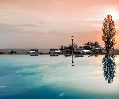 L'incantevole piscina al tramonto - Nikis Resort