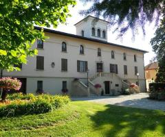 La facciata principale vista dal parco