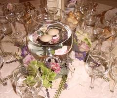 Centrotavola con vaso in vetro e candele galleggianti