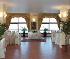 La spaziosa sala del ristorante