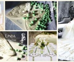 Elegante partecipazione fatta a mano total avorio.
Il porta partecipazione interamente fatto a mano è interamente decorato con un tema floreale, all'interno, un vedo non vedo apre le danze e lascia spazio all'invito ...il tutto è trattenuto da un nastro