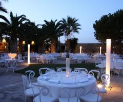 Plenilunio alla Fortezza - Tavoli rotondi per il matrimonio in giardino