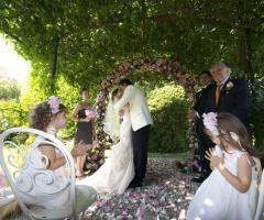Gli sposi si baciano dopo la celebrazione del matrimonio