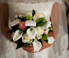 Il bouquet romantico: rose bianche e calle