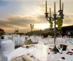 Allestimento dei tavoli per il ricevimento di matrimonio