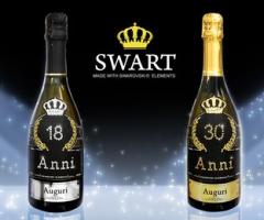 Bottiglie personalizzate con etichette Swarovki per le nozze