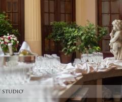 Cocktail per il matrimonio nel giardino dell'hotel