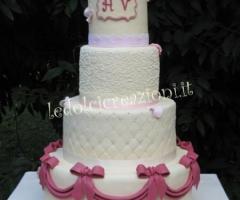 Torta di matrimonio con rose e fiocchi