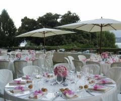 Terrazza con tavoli per il matrimonio con vista lago