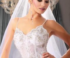 Abito da sposa con corpetto decorato e velo lungo