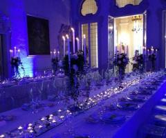 Centrotavola con fiori, candelabri e candele a Genova