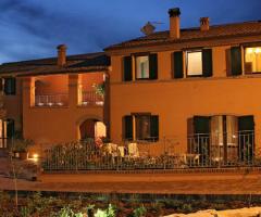 Villa per il matrimonio illuminata di sera