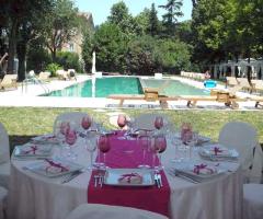 Tavoli allestiti all'aperto per il ricevimento di matrimonio in giardino