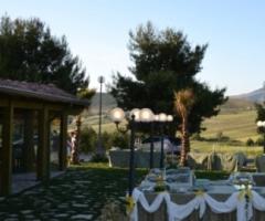 Il giardino del Mountain Palace La Schiera pronto per un ricevimento