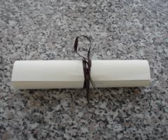 Assemblaggio di menu per ricevimento nuziale lego con nastrino colore marrone.