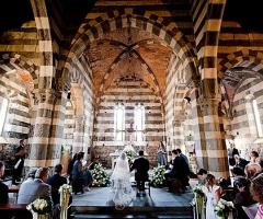 Fotografia degli sposi in chiesa