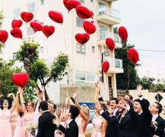 LANCIO DEI PALLONCINI
Il lancio dei palloncini gonfiati ad elio è meraviglioso, scenografico e simbolico. Scegli il colore o la combinazione di colori in linea con la tua scenografia e resteranno tutti a bocca aperta! Utilizziamo solo palloncini 100%
