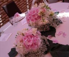 Centrotavola con fiori bianchi e rosa per il ricevimento di nozze