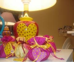 Sacchetti porta confetti con cuori applicati