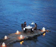 Cena romantica per gli sposi in riva al mare
