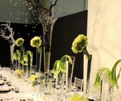Allestimento floreale del tavolo per il ricevimento di matrimonio