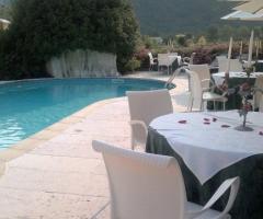 Banchetto nuziale a bordo piscina