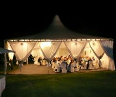 Gazebo illuminato dove allestire il matrimonio