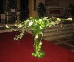 Composizione di fiori e mele per il matrimonio in chiesa