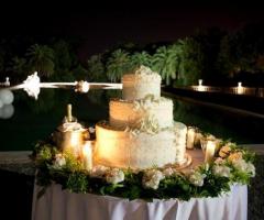 Tavolo con fiori per la torta nuziale