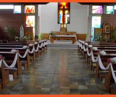 Allestimento chiesa con fiori e nastri