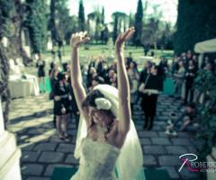 Il lancio del bouquet nel giardino della villa