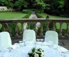 Tavolo nuziale allestito con vista sul giardino 