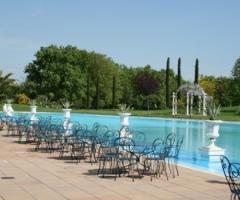 Ricevimento di matrimonio a bordo piscina