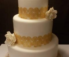 Torta multipiano con dettagli oro