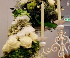 Tavolo allestito in bianco per il matrimonio