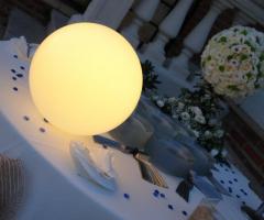 Sfera luminosa: un dettaglio di design per un matrimonio esclusivo