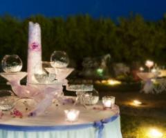 Il tavolo dei confetti allestito a bordo piscina