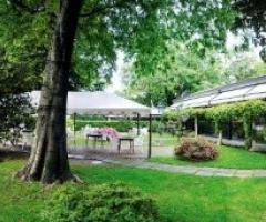 Ricevimento di matrimonio in giardino