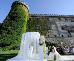 Gazebo con veli bianchi per la cerimonia presso la location di matrimonio
