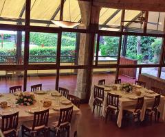 Sala con vetrata per il ricevimento di matrimonio