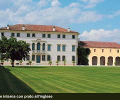 Location di nozze con giardino tagliato all'inglese