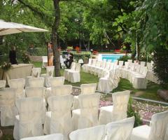 Allestimento della cerimonia di nozze in giardino