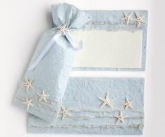 Partecipazione, bomboniera e segna tavolo in carta cotone decorati con stelle marine vere! Personalizzabili!
Meraviglie
