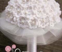 Bouquet con fiorellini crochet e perle