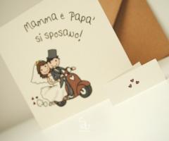 Grafica & Artigianato - Invito annunciato dai bimbi con gli sposi sulla Vespa