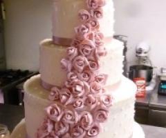 Torta nuziale con rose