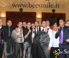 Sposo ed invitati durante il karaoke al matrimonio