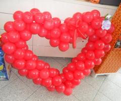 Cuore di palloncini per gli sposi